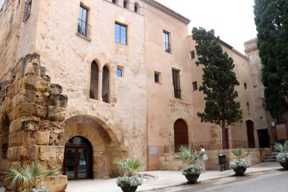 Imagen del exterior de la Vuelta|Bóveda del Pañol y de Casa Agapito, en la plaza del Pañol de Tarragona.