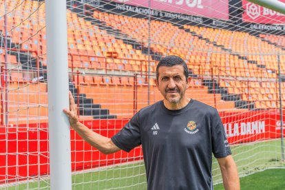 El entrenador de porteros del Nàstic, Manuel Oliva, a la portería de gol norte del Nuevo Estadio Costa Daurada.