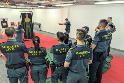 Agentes de la Guardia Civil de Tarragona formándose en el uso de la pistola TASER que utilizarán.
