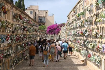 Abans de l'homenatge, els familiars de víctimes republicanes ebrenques han fet una visita guiada al cementiri de Tarragona