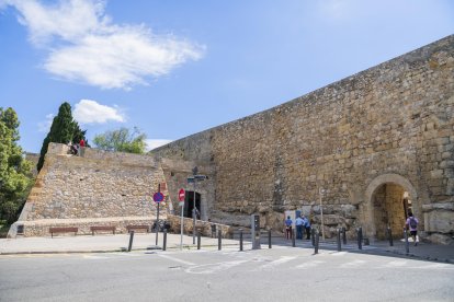 La restauració de la muralla a la Baixada del Roser finalitzarà amb una inversió de 250.000 euros. Serà la quarta actuació en aquest punt en els darrers 10 anys.