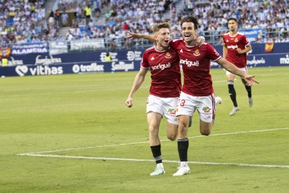 Pol Domingo i David Concha celebrant el gol del Nàstic a la Rosaleda.