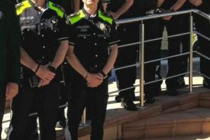 Imagen de los agentes de la Policía Local delante del nuevo cuartel.