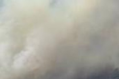 Imagen aérea del fuego provocado por el autobús.