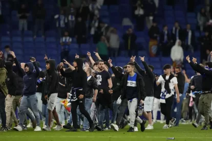 Ultres de l'espanyol envaeixen el terreny de joc durant la celebració de Lliga del Barça