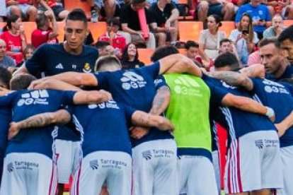 La plantilla al complet del Nàstic unida a la gespa del Nou Estadi Costa Daurada just abans de començar la final del ‘play-off’ contra el Málaga