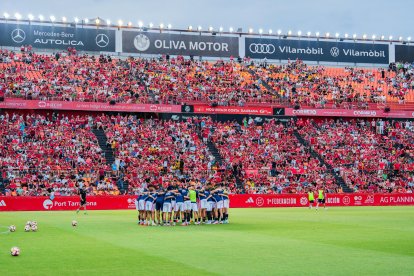 La plantilla al complet del Nàstic unida a la gespa del Nou Estadi Costa Daurada just abans de començar la final del ‘play-off’ contra el Málaga