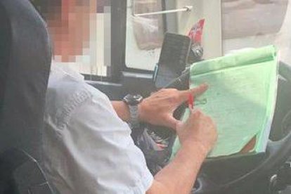 El detenido circulaba por la AP-7 haciendo uso del móvil para ver vídeos o, incluso, había llenado documentos de la empresa durante la conducción.