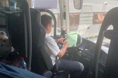 El detingut circulava per l’AP-7 fent ús del mòbil per veure vídeos o, fins i tot, havia emplenat documents de l’empresa durant la conducció.
