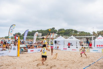 Los franceses Julien Guyonvarch y Julien Lavagne disputando la final contra los ganadores Manu Nieto y Eric Estalella en el Arrebatamiento.