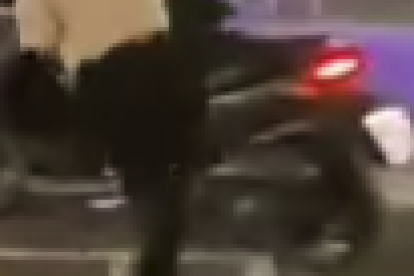 Momento del ataque con la muleta a un motorista.