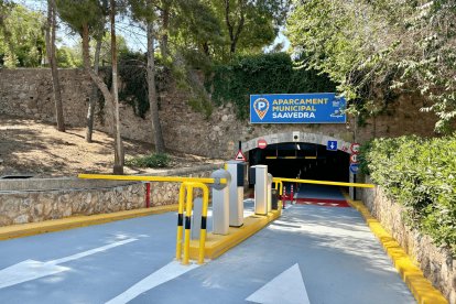 Imagen de la salida al aparcamiento Saavedra en la avenida Catalunya.