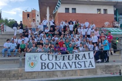 L'equip al complet i els seguidors del Cultural Bonavista celebrant l'ascens.