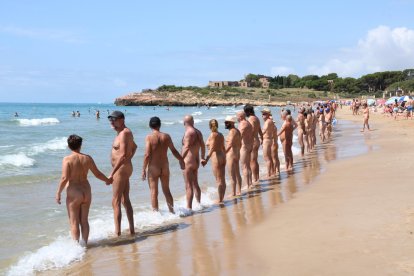 Imagen de la cadena humana nudista en la playa de la Savinosa de Tarragona