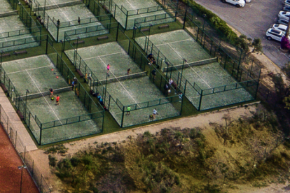 La entidad dispone actualmente de siete pistas de pádel panorámicas y tres pistas de tenis de tierra batida.
