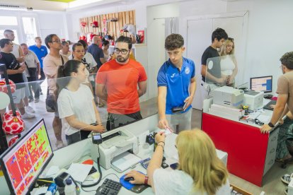 La tienda del Nou Estadi Costa Daurada llena de nastiquers.