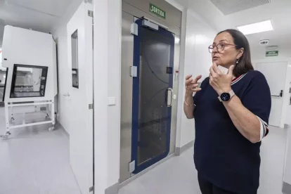 Fàtima Sabench, degana de la Facultat de Medicina i Ciències de la Salut, mostra la zona lliure de patògens.