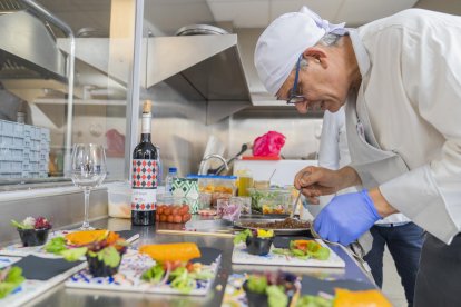 Imagen de un cocinero elaborando una de las tapas que se presentaron delante del jurado.