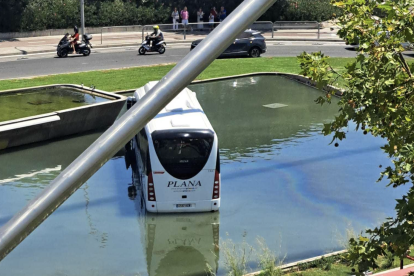 Imatge de l'autobús atrapat a la font de la plaça del Canal de Reus.
