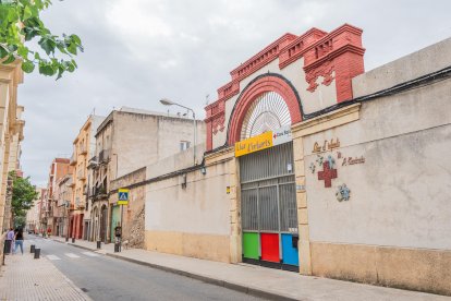 Imatge de l’entrada de l’escola Maria Assumpció Cuadrada, localitzada al carrer d’en Sardà.