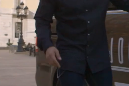 Imagen de Marc Ribas con la furgoneta de Joc de Cartes (TV3) en la plaza de la Font de Tarragona en la primera emisión.