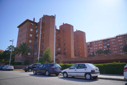 La plaga afecta diversos edificis del carrer Riu Brugent, on hi ha blocs de l’Agència de l’Habitatge.