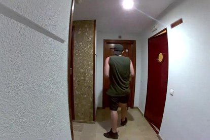 Imatge d'un dels detinguts per robar en un domicili.