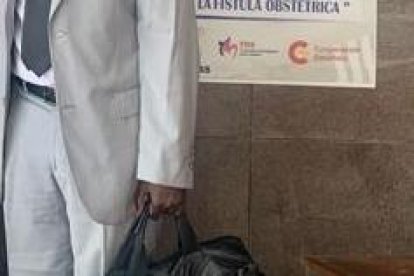 El Dr. Robert Memba en una visita a Guinea Ecuatorial.