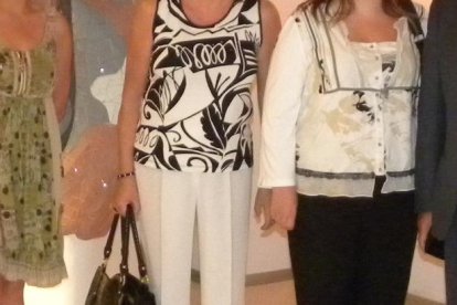 Montse Porter, al mig de la imatge, amb l'actual alcalde de Salou, Pere Granados, en una visita al Centre Gaudí de Reus quan encara era regidora l'any 2010.