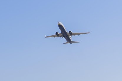 Imatge d'arxiu d'un avió sobrevolant l'Aeroport de Reus.