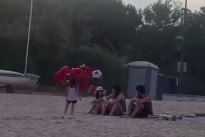Momento del trasladado de una persona en una camilla.