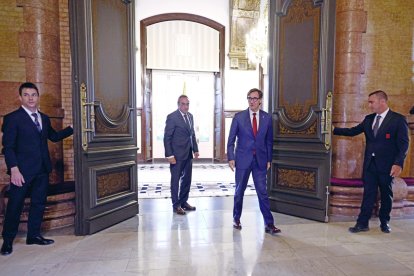 El president del Parlament, Josep Rull, i el candidat a la presidència de la Generalitat de Catalunya, Salvador Illa.