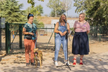 La consellera de Benestar Animal, Sandra Ramos, i la fundadora de Revolución Pata, Sheila Micó.