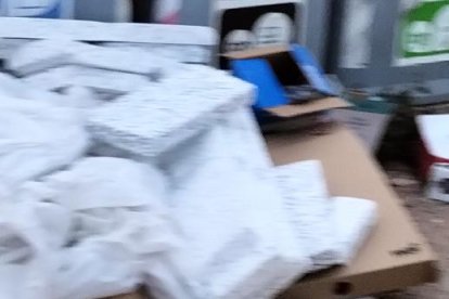 Imagen de los contenedores desbordados en el Mas d'en Pastor