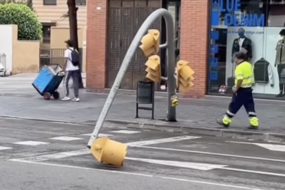 Imatge del semàfor caigut.