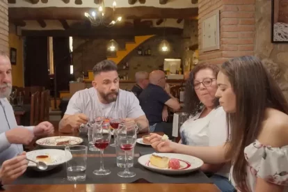 Un instant del programa 'Joc de Cartes' de les Muntanyes de Prades.
