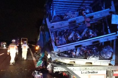 Imatge d'un accident d'un camió a l'AP-7 a Cambrils.