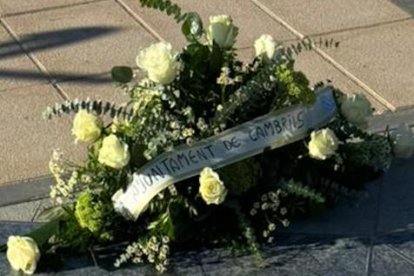 Imatge del ram de roses blanques col·locades per l'Ajuntament de Cambrils en el Memorial de la Pau