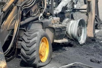 Imagen de la retroexcavadora incendiada.