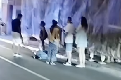 Imatge de la persona estesa a la carretera després d'una baralla al barri del Port.