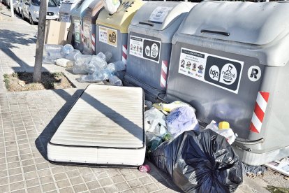 Imagen de basura fuera de los contenedores en Tarragona.