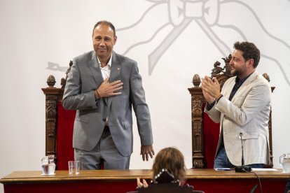 El conseller d’Esports de la Generalitat de Catalunya, Berni Álvarez, i l’alcalde de Tarragona, Rubén Viñuales durant el ple d’ahir.