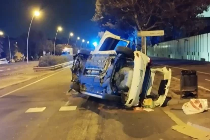 Imagen del vehículo volcado.