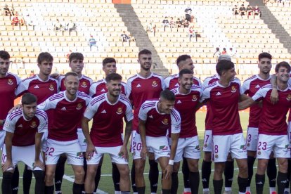 El cos tècnic i els jugadors del Nàstic de Tarragona sobre la gespa del Nou Estadi Costa Daurada abans del partit de presentació contra l’SD Huesca en el trofeu Ciutat de Tarragona