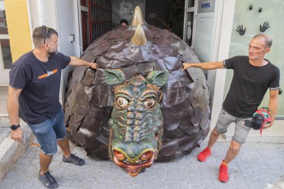 Les parts laterals de la Cucafera freguen contra el marc de la porta de la Casa de la Festa cada cop que entra o surt i això afecta el cuir.