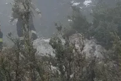Los Bombers durante el rescate de Horta de Sant Joan.