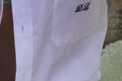 Imatge de Dua Lipa amb una ampolla de Blanc Sumoll, del celler Partida Creus.