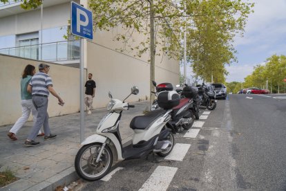 El consistorio ha pintado nuevos aparcamientos para motos en la calle Joan Pau II, donde hay mucha demanda de los usuarios del Hospital Joan XXIII.