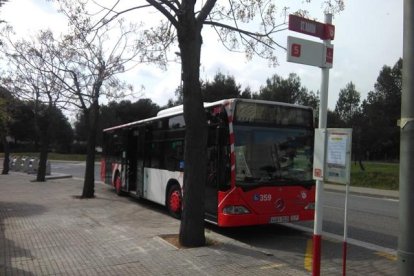 Imatge d'un bus de l'EMT estacionat a la parada de Sant Ramón.