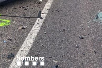 Imagen de los coches accidentados y una dotación de los Bomberos.